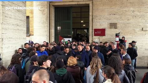 Sapienza Tensione Tra Studenti E Polizia Davanti Al Rettorato Video