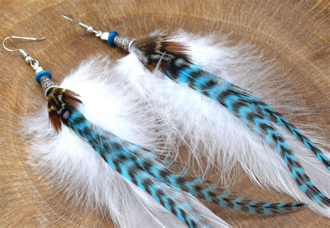 Boucles Oreilles Ashaisha Plumes Longues Blanches Et Grizzly Bleu