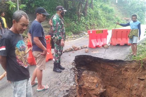 BPBD Imbau Pengendara Hati Hati Melintas Di Jalan Ambles Munjungan