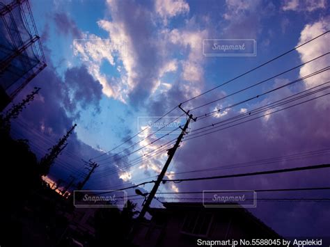 夕暮れの雲と電線のある風景の写真・画像素材 5588045 Snapmart（スナップマート）