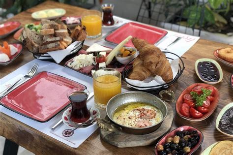 Bahçede kahvaltı keyfi Liçi Houseda Gastronomi Dergisi