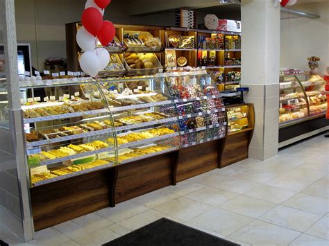 магазин кондитерский из дсп со стеклянными перегородками / Торговое ...