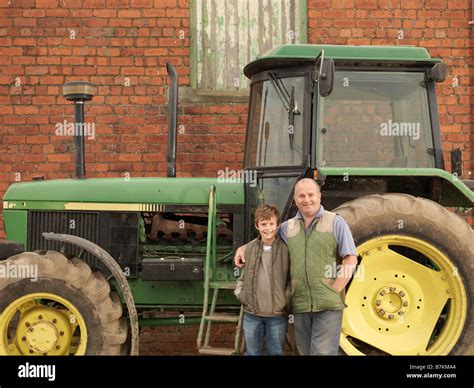 Vista frontal de tres cuartos del tractor fotografías e imágenes de