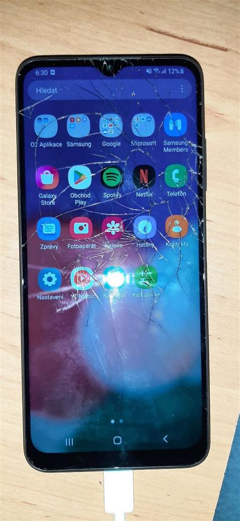 Nabizim Samsung A22 5G cerny,praskle sklo,displej funkcni,nabijecka | Aukro