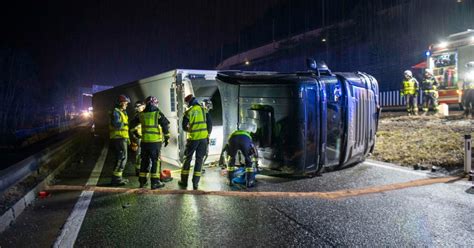 Stundenlange Sperre Laster Mit Pfeln Auf Autobahn In Tirol Umgekippt