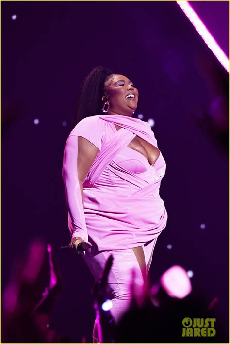 Lizzo Performs Her New Song 2 Be Loved At Mtv Vmas 2022 Watch Video