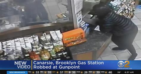 Caught On Video Brooklyn Gas Station Robbed At Gunpoint Cbs New York