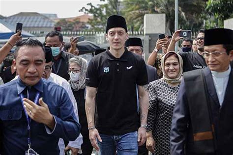 Momen Pesepak Bola Mesut Ozil Salat Jumat Di Masjid Istiqlal Jakarta