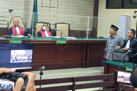 Mantan Bupati Sidoarjo Saiful Ilah Jalani Sidang Perdana Kasus Dugaan