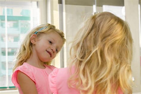 Fille Blonde Dans Le Miroir Image Stock Image Du Cheveu Princesse 45799597