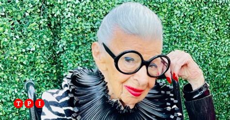 È morta Iris Apfel eccentrica icona della moda newyorkese