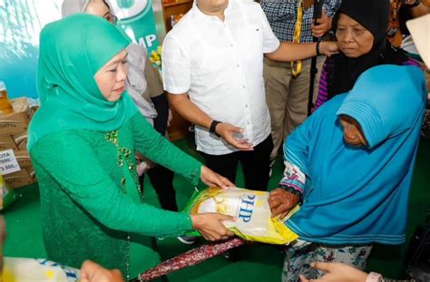 Khofifah Indar Parawansa Gelar Operasi Pasar Murah Di Jember Bagi Bagi