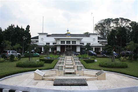 mengenal sejarah balai kota bandung  keindahannya