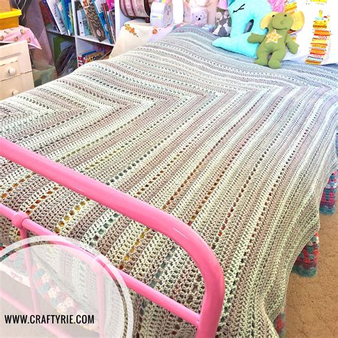 CraftyRie: Ombre crochet blanket