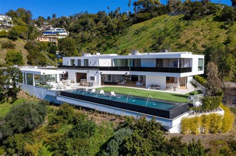 New Build In Beverly Hills With Outdoor Space And Impressive Views To