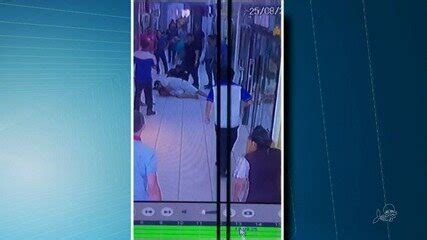 Homem Contido Por Seguran A E Clientes Ap S Assaltar Loja Em Shopping