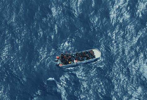 Barco con migrantes se volcó en mar Mediterráneo hay 30 desaparecidos