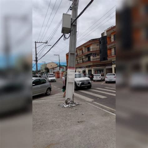 Poste Prestes A Cair Preocupa Pedestres E Motoristas No Centro De