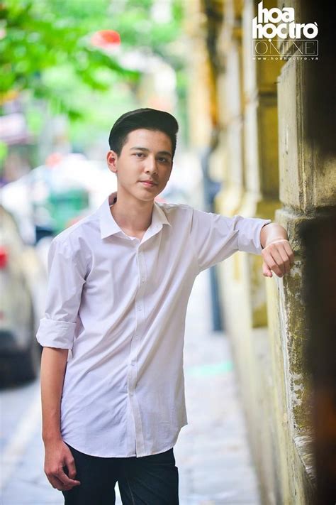 Hot boy cầm cờ ngày nào nay đã là sinh viên đại học nhan sắc vẫn gây thương nhớ