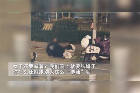 女生查男友手机发现跟别人暧昧，坐地崩溃哭喊：我们马上要结婚了