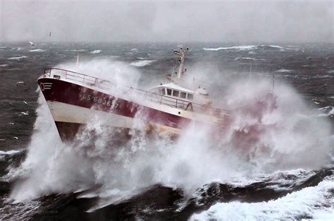 These Mesmerizing Videos of Ships Going Through Storms Will Turn You ...