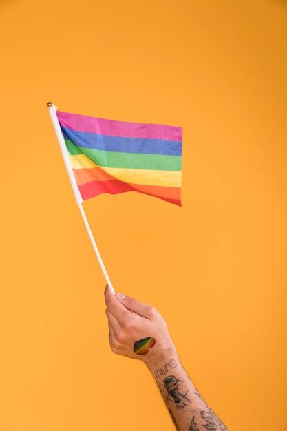 Agitando Las Manos Con Bandera Lgbt Foto Gratis