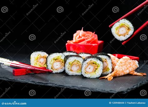 Cuisine Japonaise Traditionnelle Processus De Manger Des Petits Pains