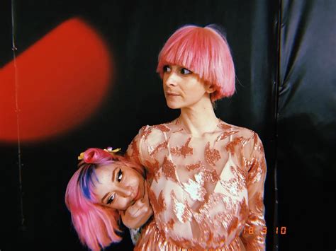 Nhờ Gucci lăng xê ôm thủ cấp chụp hình thực sự đã trở thành hot trend trên thế giới