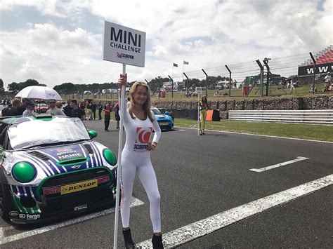 Grid Girls And Pit Babes Photo 115 126