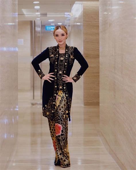 Zaskia Gotik Looks Elegant When Wearing Kebaya, Her Blonde Hair is ...