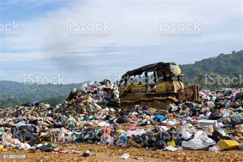 Buldoser Di Lokasi Pembuangan Sampah Foto Stok Unduh Gambar Sekarang