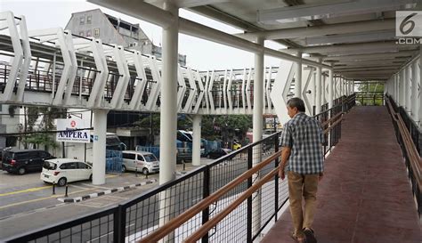 Foto Wajah Skybridge Penghubung Stasiun Lrt Velodrome Dengan Halte