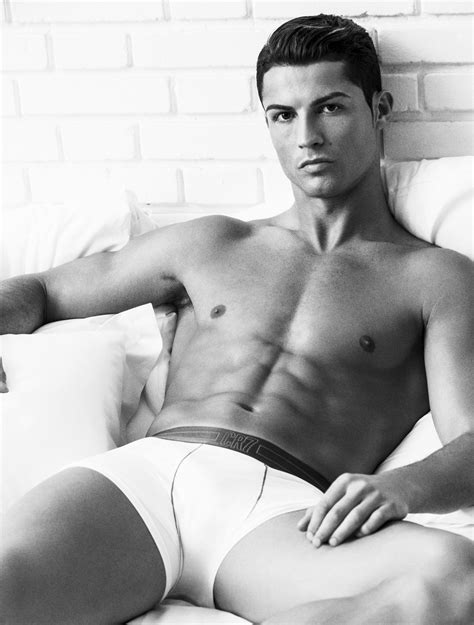 Cristiano Ronaldo tira a roupa para lançar coleção cápsula de underwear