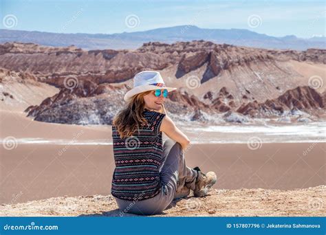 Jeune Fille Caucasienne Blonde Assise Et Admirant Un Paysage Exceptionnel De Nature Intacte Dans
