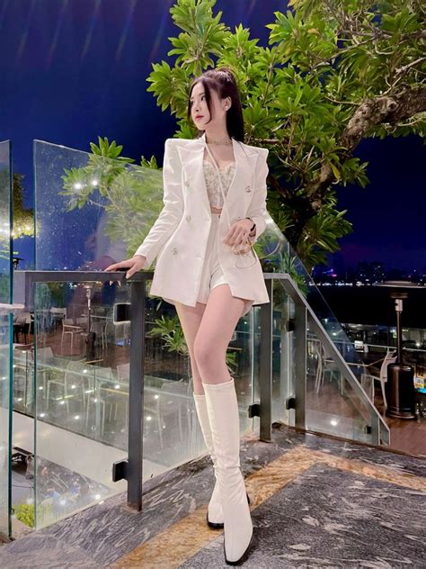 Hot girl Nóng cùng World Cup K da trắng như tuyết mặc gì cũng khoe đường cong đẹp nức nở