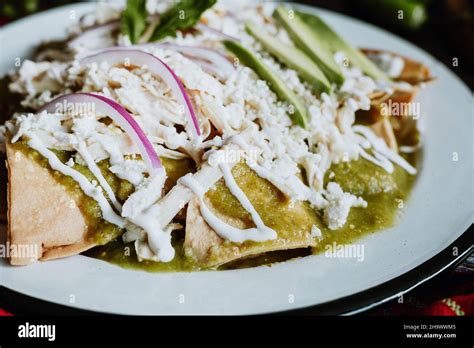 Chilaquiles verdes mexicanos con pollo y salsa picante de verde ...