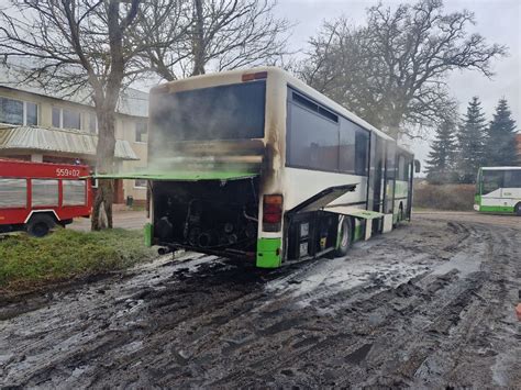 Pożar autobusu przy podstawówce