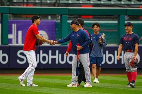 ＜エンゼルス・レッドソックス＞試合前、コーラー監督と握手を交わす大谷（右は吉田）（撮影・会津 智海） ― スポニチ Sponichi Annex 野球