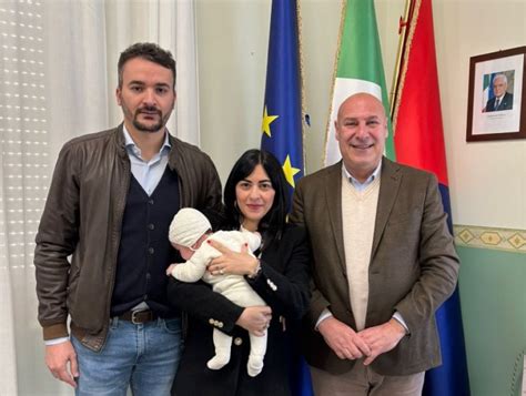 Benvenuto Del Sindaco Voce Per Elena La Prima Bimba Nata A Crotone Nel