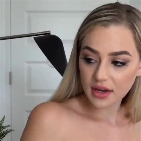 RUBIA RECIBE LECHE EN SU VAGINA