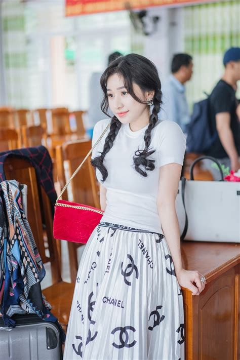 Hot girl nóng bỏng Quang Lê ôm hôn công khai giữa chốn đông người là ai