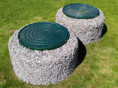 Как облагородить канализационный люк на даче - фото