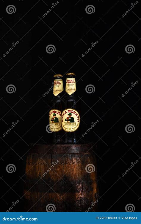 Botella De Cerveza Birra Moretti En Barril De Madera Con Fondo Oscuro