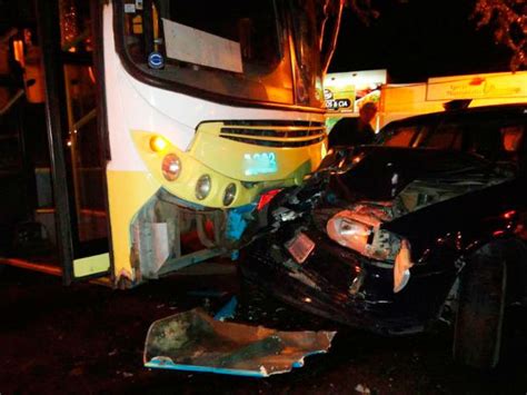 G1 Batida entre ônibus e carro deixa três feridos em Teixeira de