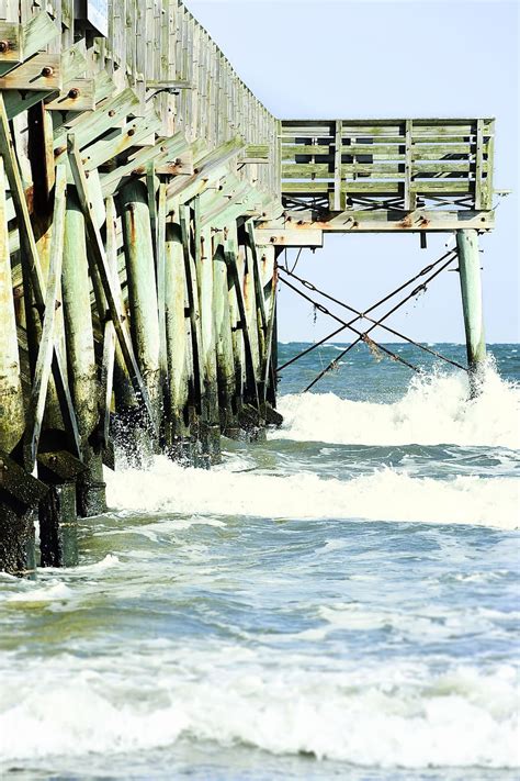 muelle de madera verde playa océano mar agua azul verde splash