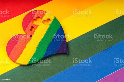 Lgbt 프라이드 깃발에 무지개 하트 Lgbt 권리 프라이드의 달 관용과 사랑의 개념 복사 공간 0명에 대한 스톡 사진 및 기타