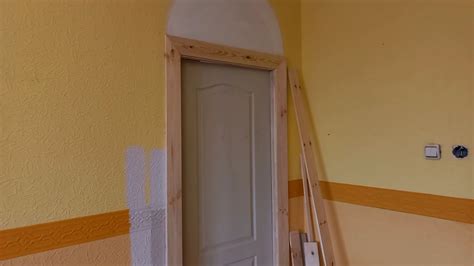 Как установить дверь ровно если стена неровная. - YouTube