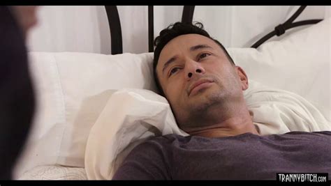 Enfermera casera transexual tetona cura a su paciente con sexo anal película del sitio de videos