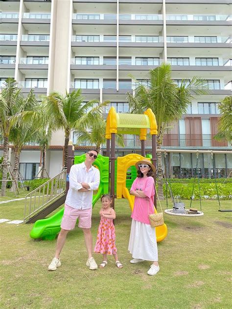 Học theo gia đình hot nhất nhì MXH mix đồ mùng Tết đẹp chuẩn style cả nhà thương nhau