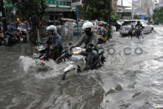 Genangan Air Di Jalan Kemang Raya Jakarta Datatempo